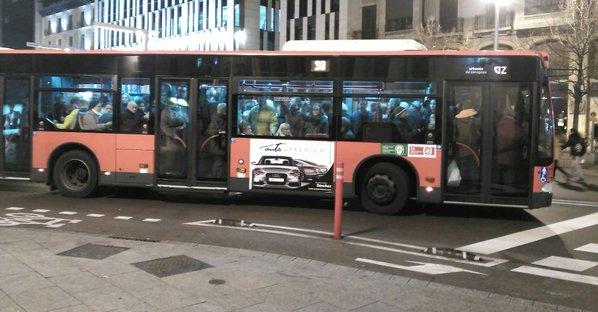 Un autobús, de la línea 30, sin admitir a más viajeros en Plaza España.