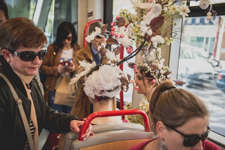 mujeres-disfrazadas-en-el-tranvia