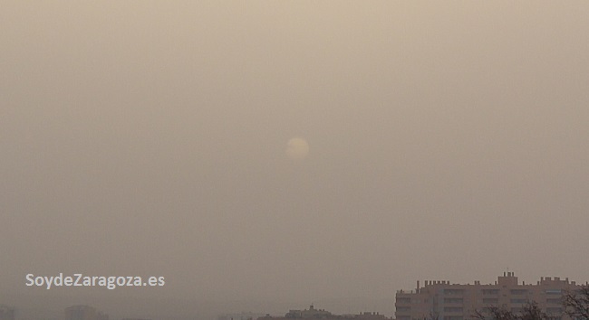El sol se ha visto oscurecido en Zaragoza por una nube de arena africana en suspensión.