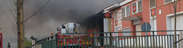 Los bomberos extinguen el fuego en las naves de Galletas Asinez