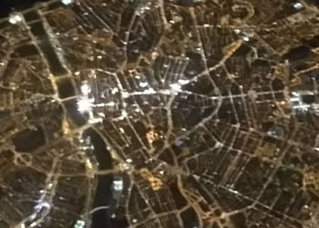 Foto aérea de Zaragoza por la noche desde un vuelo Múnich Madrid.