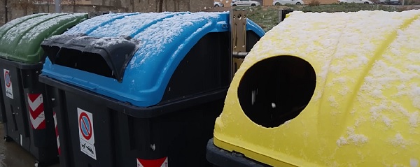 la-nieve-ha-cuajado-en-los-contendores-de-basura-de-zaragoza