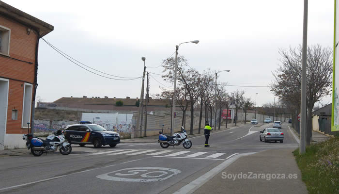 policia-corta-trafico-calle-biel-Valdefierro-Zaragozajpg