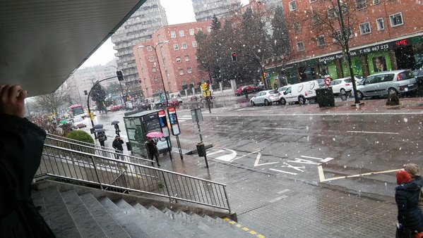 Así nevaba en el Hospital Clínico por @adrizgz96 den Twitter