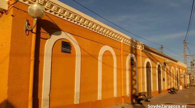 Antigua estación ferroviaria justo en la bifurcación de las vías a Madrid y Alsasua