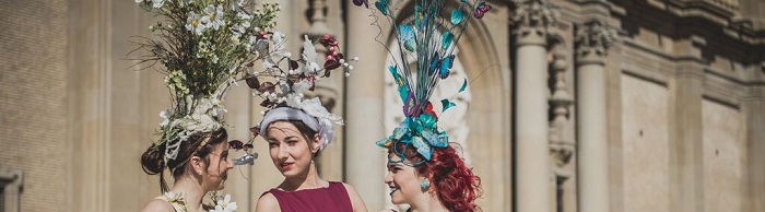 Las misteriosas mujeres 'con flores en la cabeza' son parte de un performance de GranCasa