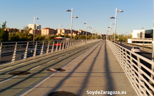 Carril bici y paso peatonal por el puente