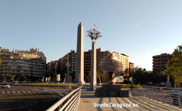 Escultura Cierzo en la entrada del puente