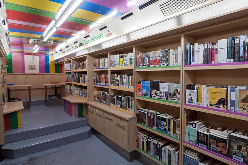 Foto interior del bibliobus lleno de libros