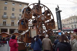 Noria infantil de madera en la Plaza del Pilar