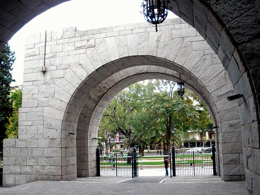 entrada a la torre italiana en zaragoza