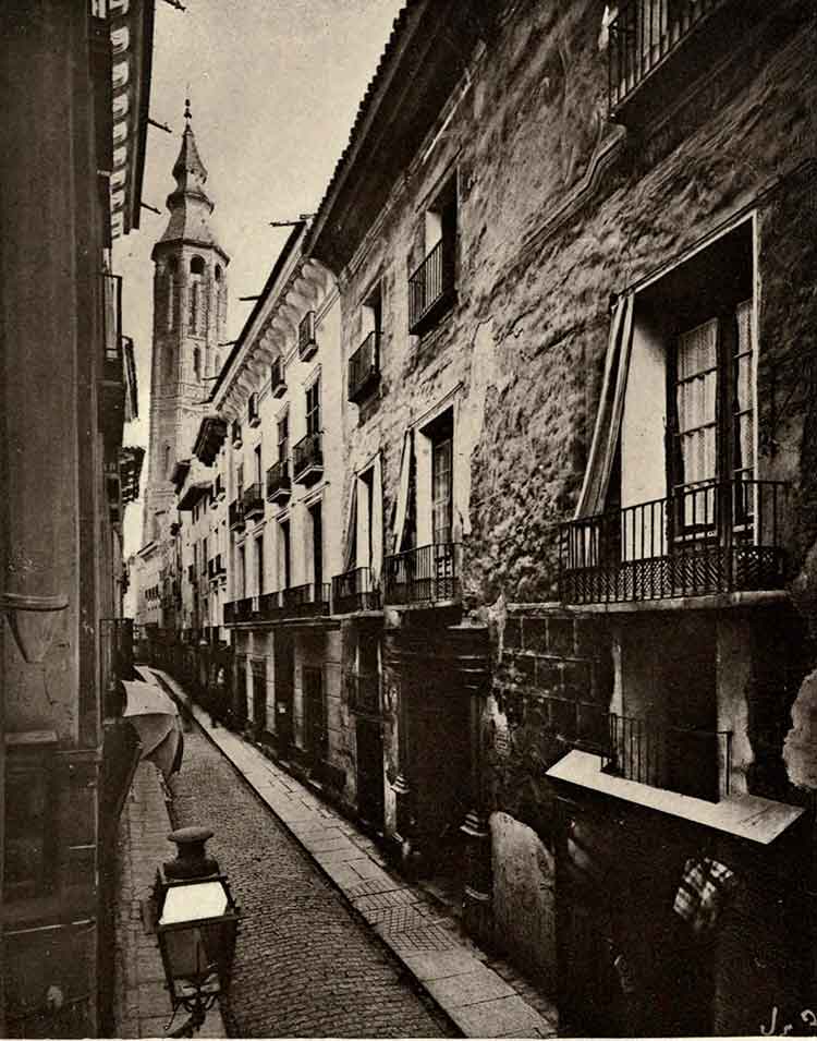 Torre Nueva de Zaragoza vista desde calle Cipres