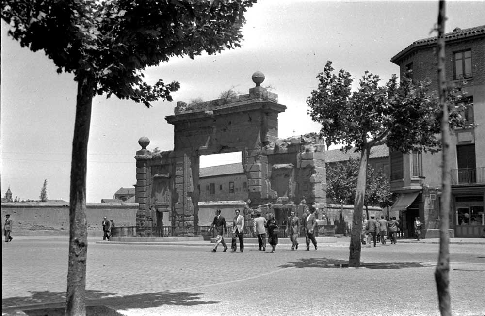 foto de la gente paseando por la puerta del carmen de zaragoza