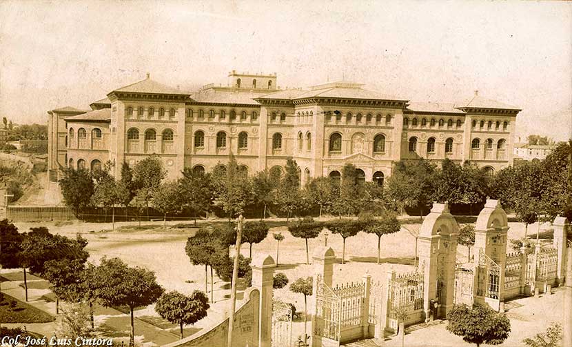 puerta de santa engracia en la plaza aragon zaragoza