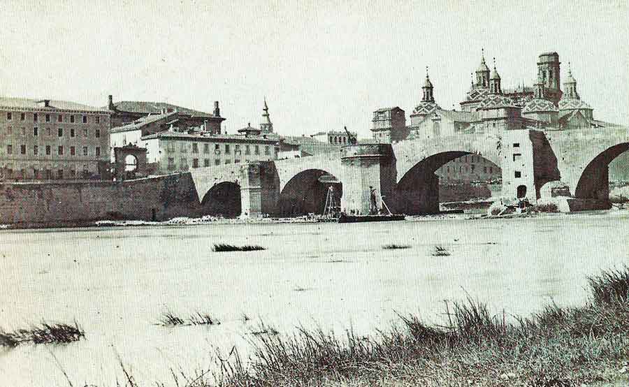 puerta del angel y puente de piedra zaragoza