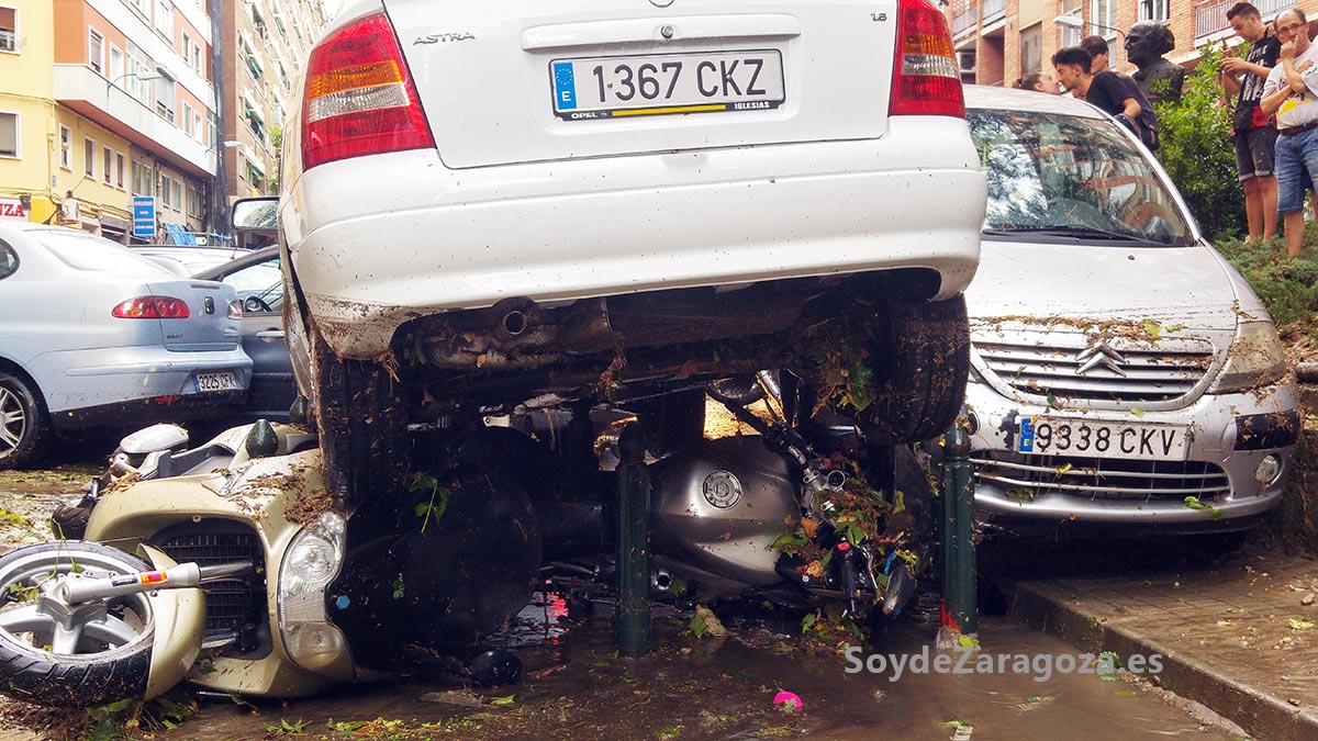 motos y coches dañados por el agua en la calle Galán Bergua en Delicias