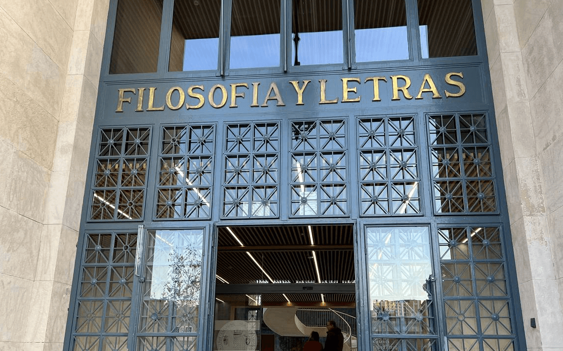Entrada a Filosofía y Letras, en Zaragoza.