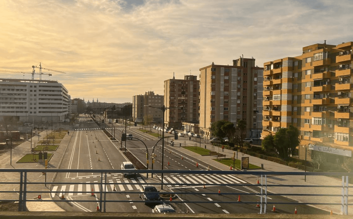 Puente ferrocarril a Huesca en Zaragoza avenida de Cataluña. 