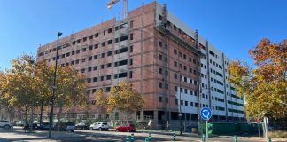 De campo de fútbol olvidado a bloque de viviendas: la transformación que devuelve esperanza a una zona estigmatizada