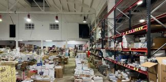 Una veterana nave rodeada de supermercados cierra y liquida miles de productos